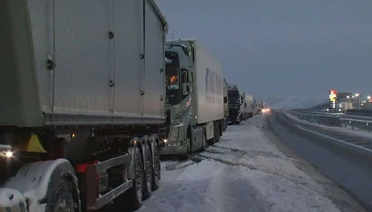 Усложнена зимна обстановка в страната заради снеговалежите 