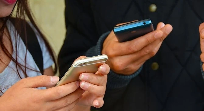 Смартфоните влияят негативно върху психиката на подрастващите
