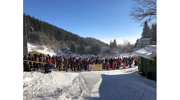 Огромна опашка от скиори пред лифта на писта \