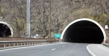 Промяна в движението в тунел \