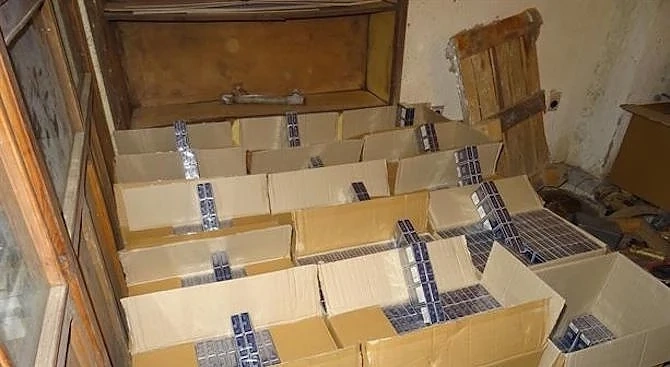 Полицаи спипаха менте парфюми и голямо количество цигари
