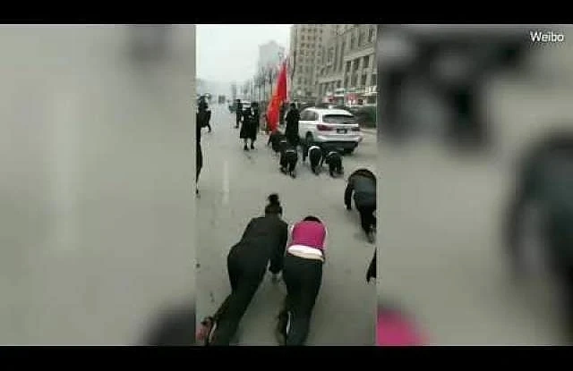 Шеф наказа служителите си да лазят по оживена улица в Китай 