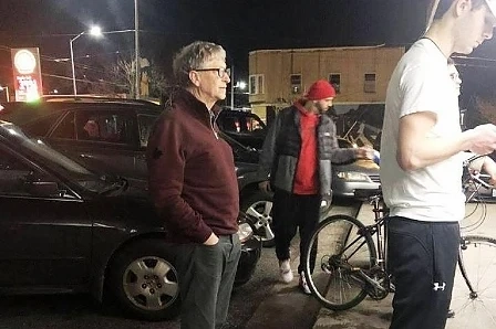 Бил Гейтс на опашка за бургер (СНИМКА)