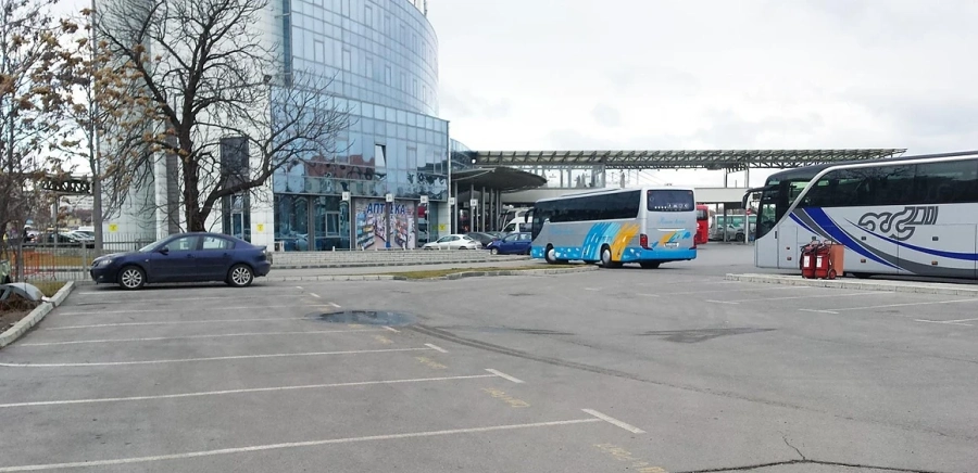 Проверяват съмнителен пакет на автогарата в София