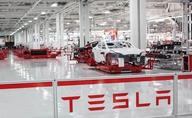 Tesla съкращава част от персонала си