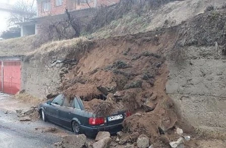 Затрупани коли след свлачища в Община Баните (СНИМКИ)