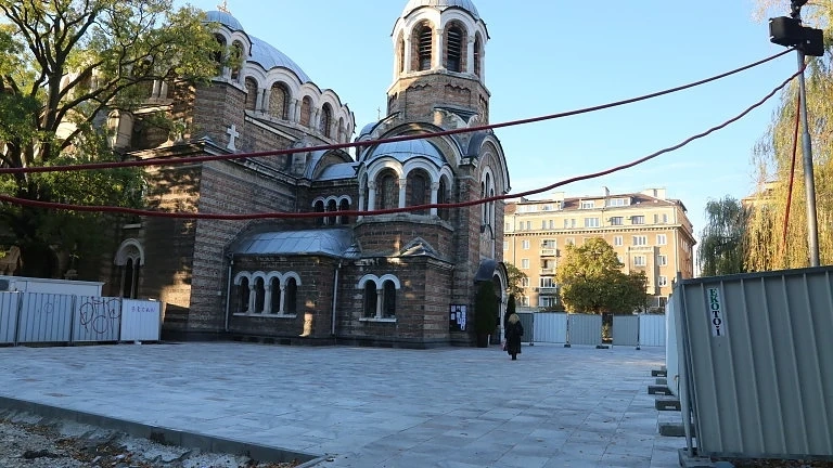 Счупиха се част от плочките пред столичния храм \