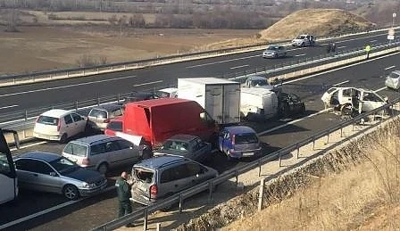 Между 14 и 16 души са пострадали в тежката катастрофа на АМ \