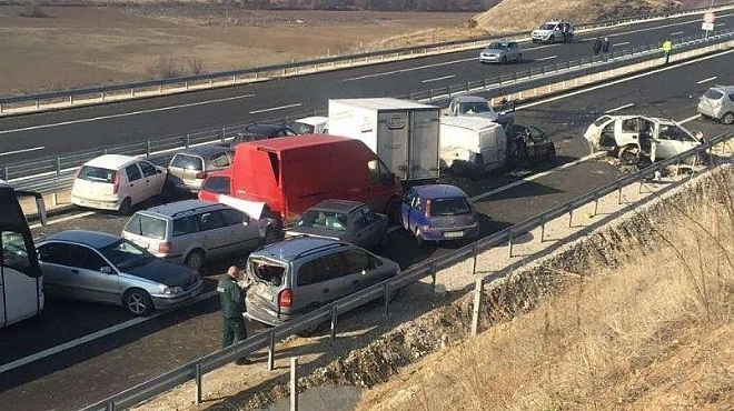 Възстановено е движението в района на верижната катастрофа на АМ \