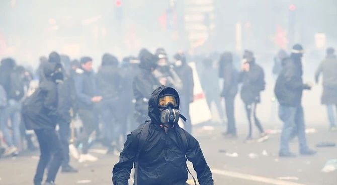 Франция прие закон за ограничаване на насилието по време на протести