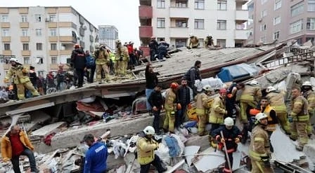 Жилищен блок се срути в Истанбул (СНИМКИ)