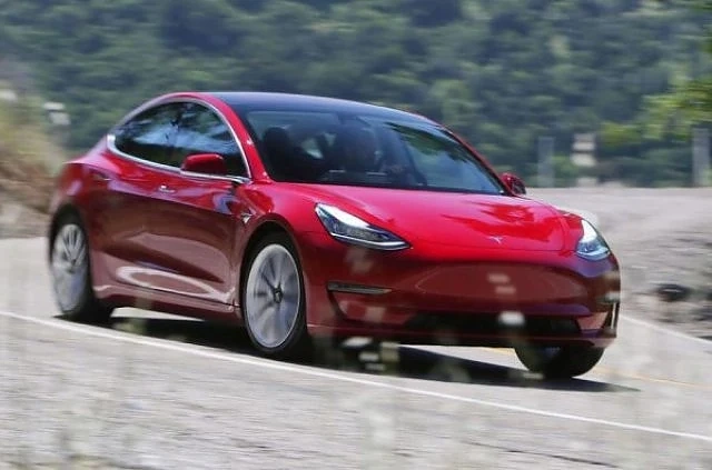 Tesla с първи доставки от Model 3 в Европа