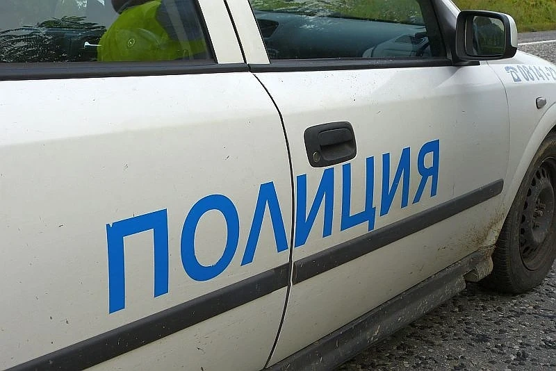 Автобус се блъсна в дърво в София