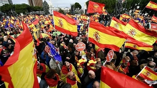 Испанци протестират срещу премиера Педро Санчес