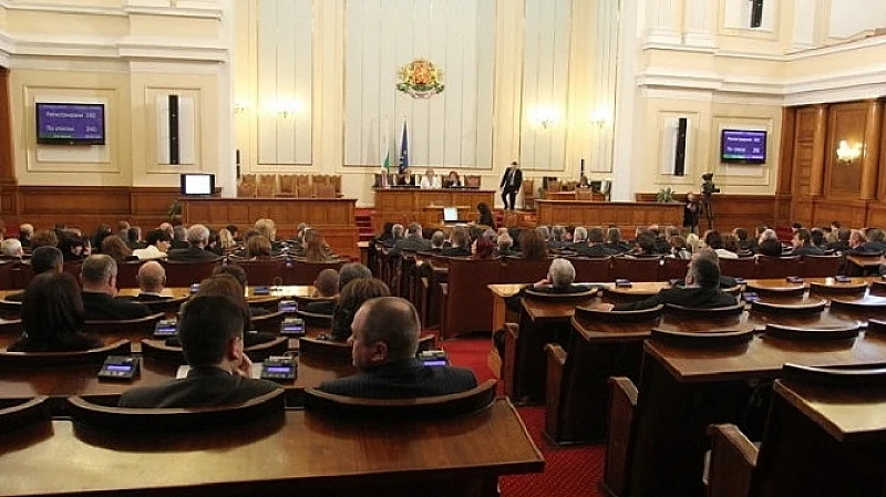Парламентът тръгна от втория опит