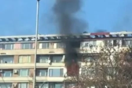 Заради пожар евакуираха цял блок в София (СНИМКИ и ВИДЕО)
