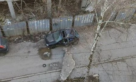 Бетонен къс смаза кола в София (СНИМКИ)