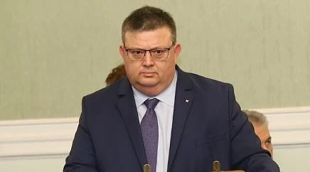 Цацаров поиска ВСС да освободи военен следовател заради букмейкърска дейност
