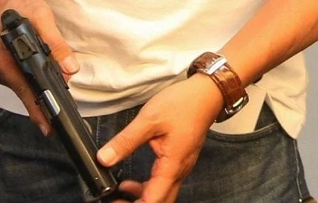 16-годишен се простреля с газов пистолет