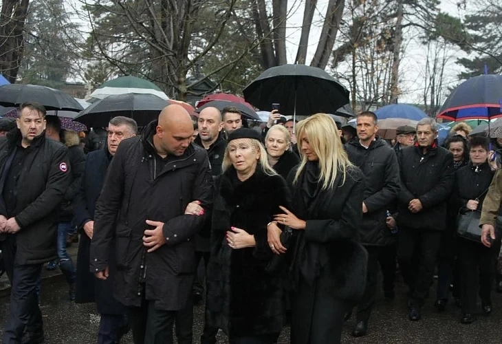 Хиляди изпращат Шабан в последния му път с \