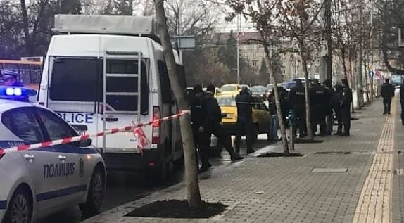 Полицаи пострадаха при опит за проверка на такси в София