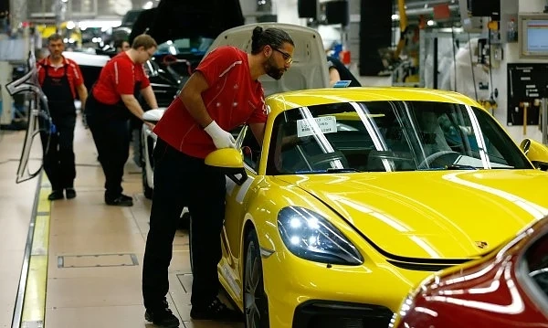 Porsche разработва коли, които сами ще отиват в сервиз