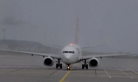 Десетки отменени полети в Амстердам заради силен вятър