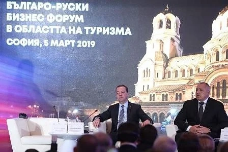 Медведев се пошегува с лева, приравни го към юана