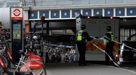Три малки бомби са били изпратени до две летища и голяма жп гара в Лондон
