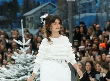 Chanel представи последната колекция на Лагерфелд в Париж