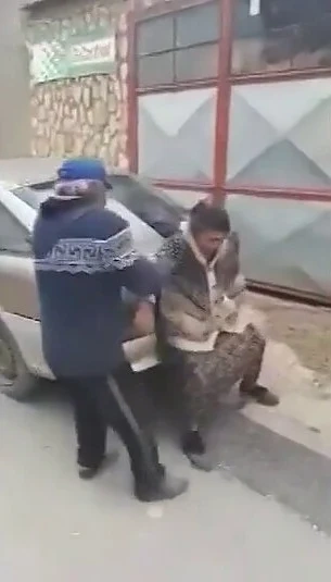 Скандал! Жена брани с тяло колата си, полицай я снима