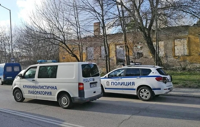 Откриха труп на циганин в бившите казарми в Хасково