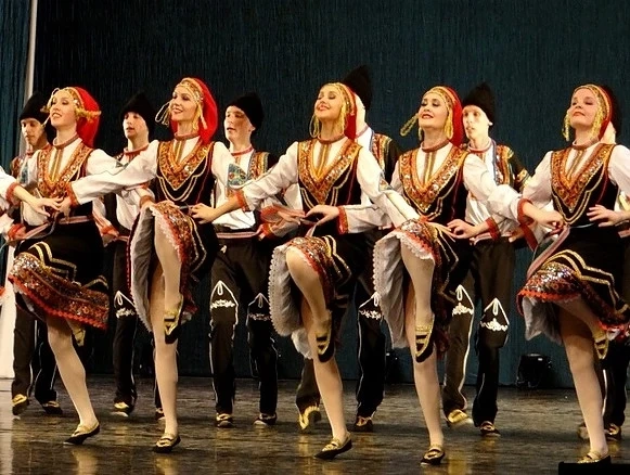 Да се смееш ли, да плачеш ли? Данъчни глобиха заради народни хора