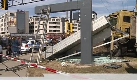 Билборд падна на оживен столичен булевард и рани човек 