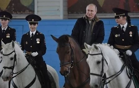 Путин на кон пред дамите от московската полиция (СНИМКИ)