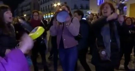 Протест в полунощ: В Испания поискаха равенство между половете