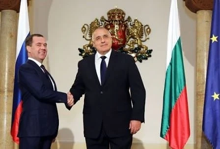 Какво говорят жестовете на Медведев и Борисов