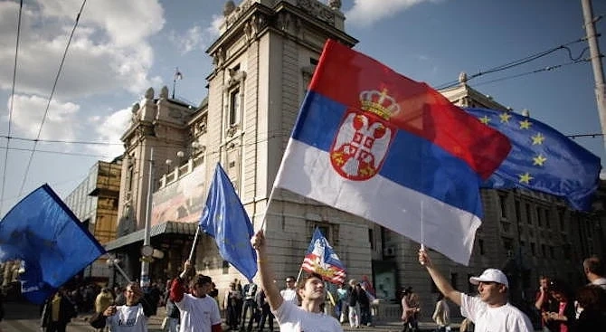 Протестиращи в Белград пробиха защитните заграждения и стигнаха до входа на президентството
