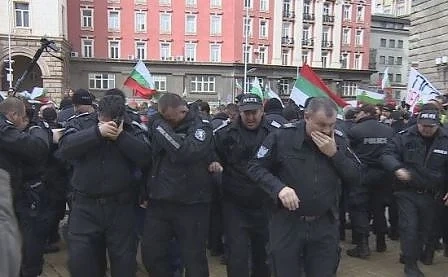 Специалист за куриоза с лютивия спрей: Полицаите ни не са готови за борба с безредиците (ВИДЕО)