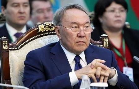 Казахстанският президент подаде оставка