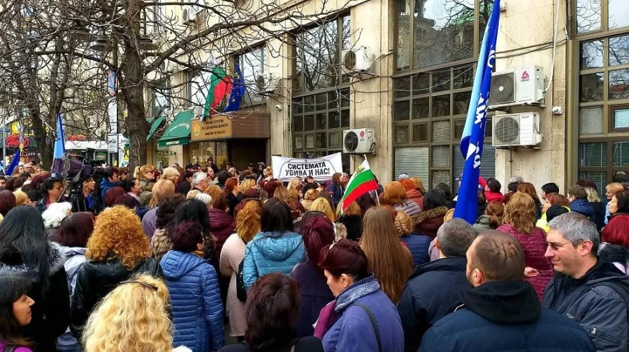 Медицински специалисти протестират пред здравното министерство