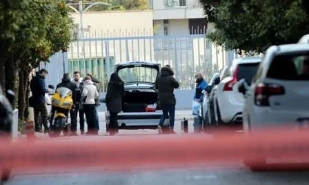 Хвърлиха граната по руското посолство в Атина