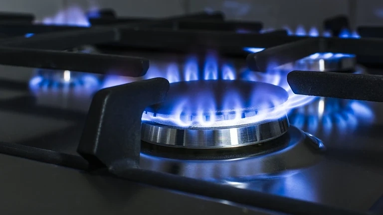 Цената на природния газ в Европа се срина с 50%