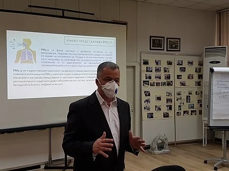 Шефът на пациентите сложи маска за мръсен въздух на събитие
