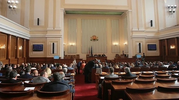 Скандална фирма взривява Парламента и БНБ за 4 млн. лв.