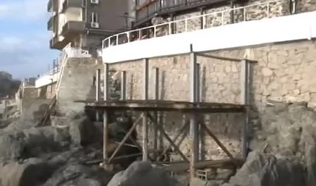 Строи се на скали в Созопол, хората недоволни 