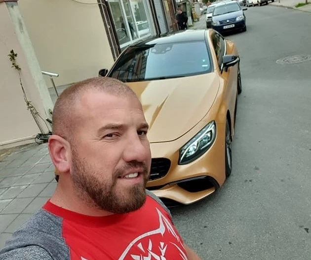 Динко се хвали със златен мерцедес    
