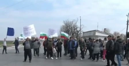 Тютюнопроизводители блокираха главния път Шумен-Силистра