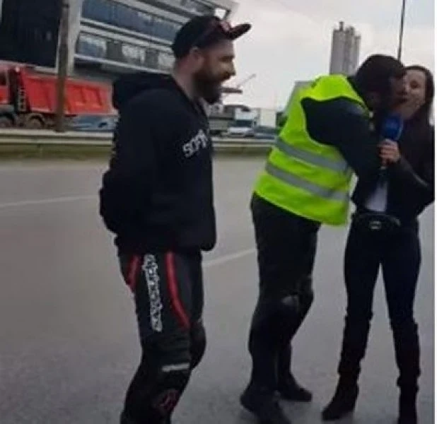  Моторист целуна репортерка в подкрепа на Кобрата  