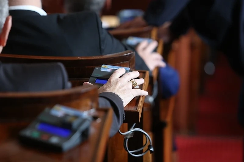 Депутатите приеха на първо четене по-строги правила за получаване на социални помощи